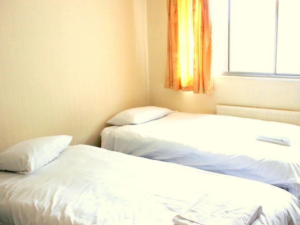 Heathrow Lodge Hillingdon Buitenkant foto